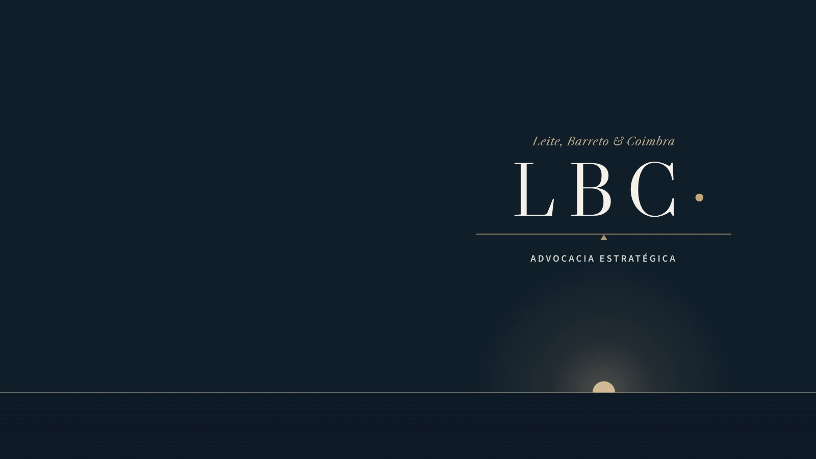 O monograma LBC sobre uma linha de equilíbrio, com o sol dourado nascendo no horizonte